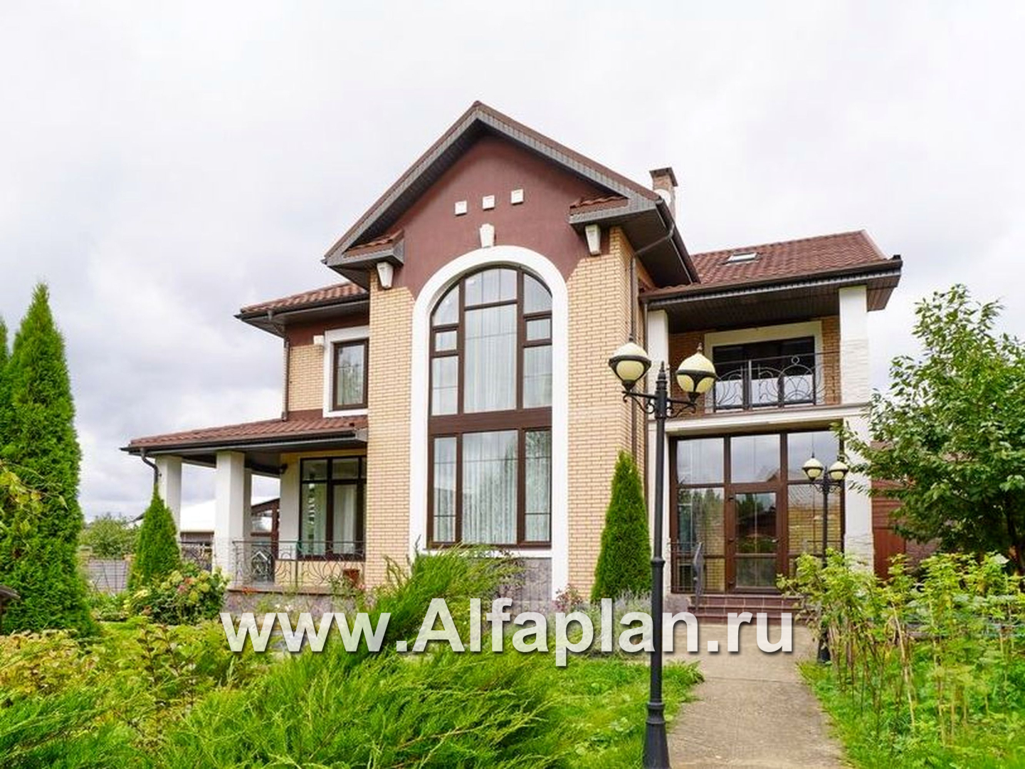 «Голицын»- проект двухэтажного дома, с двусветной гостиной и с террасой, в стиле модерн, с цокольным этажом - основное изображение